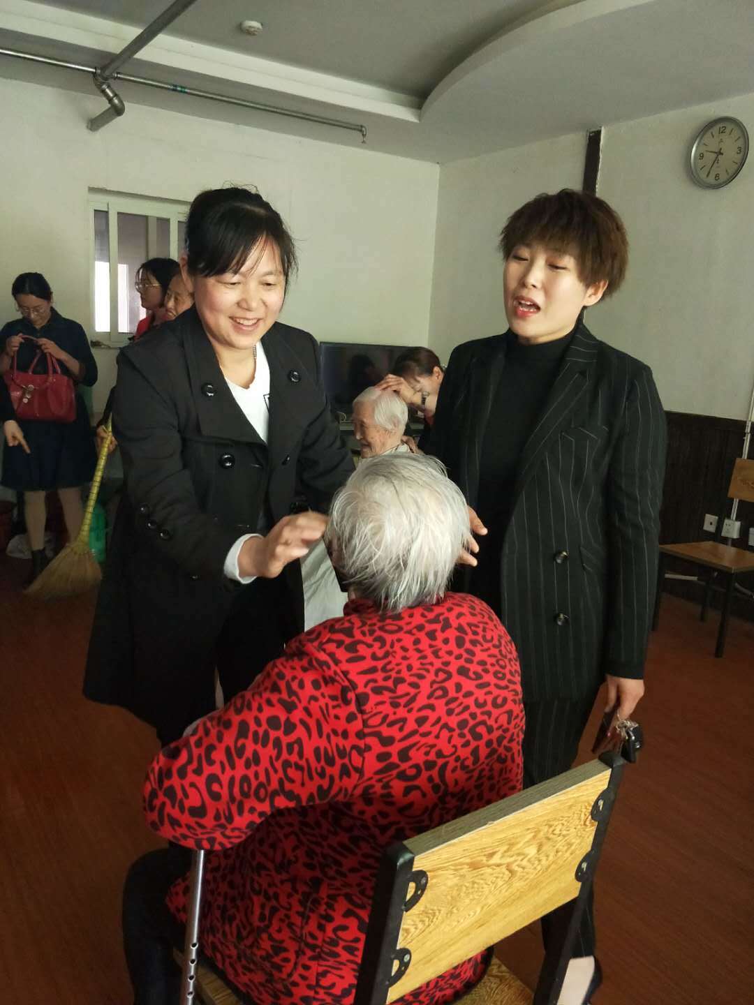 发扬传统美德奉献爱心精神招远志愿者老年公寓献爱心