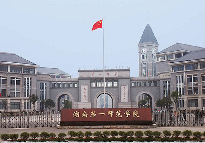 自我调节近几年,每年都有大量的大学毕业生走出校门走社会参与工作,但