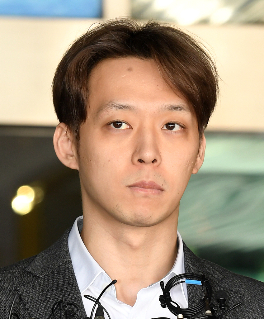 朴有天承认吸毒,素颜现身眼神空洞被移送检察院