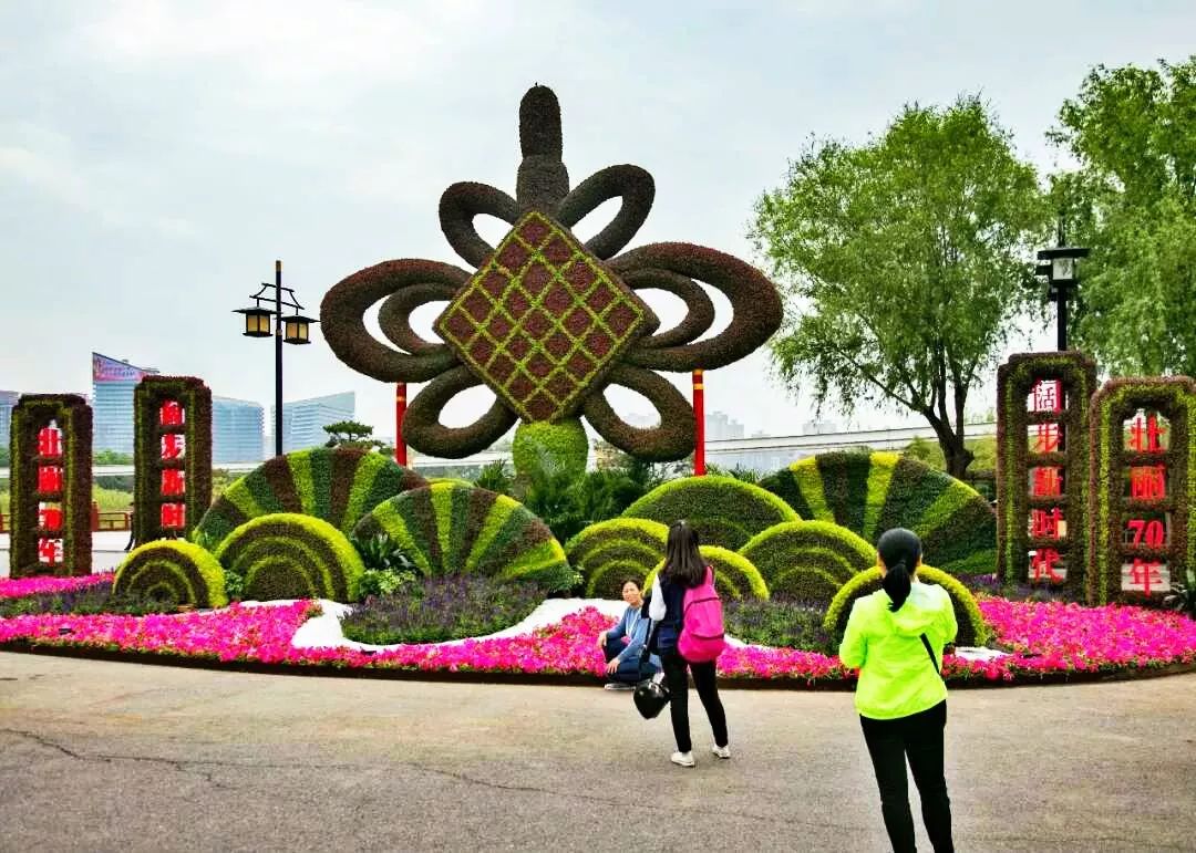 时代践行着"壮丽70年,阔步新时代"寓意着西安紧跟新时代的发展波浪纹