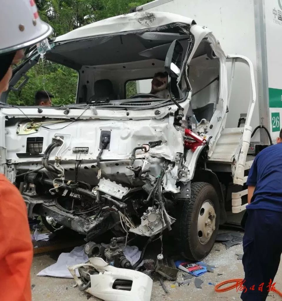 視頻|小貨車與水泥罐車迎面相撞致1人被困,車頭被撞變形.