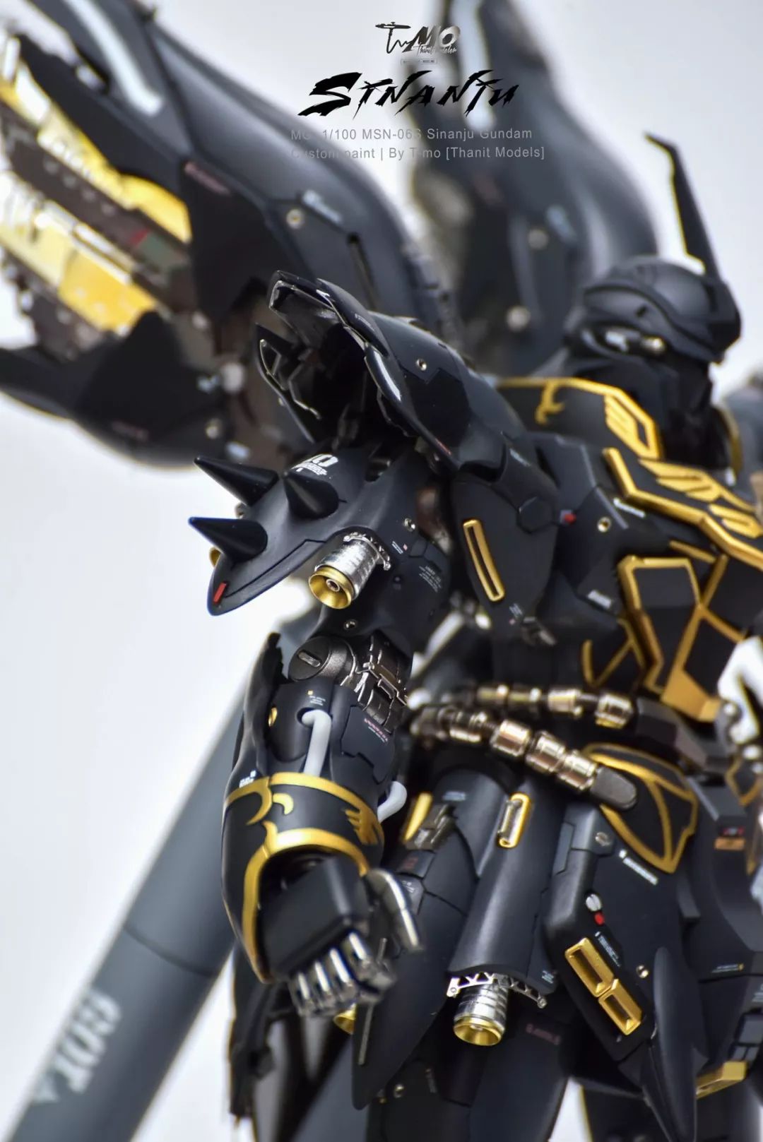 新安洲的印象中,红色应该它理所当然的配色,但高达的乐趣所在就是改造