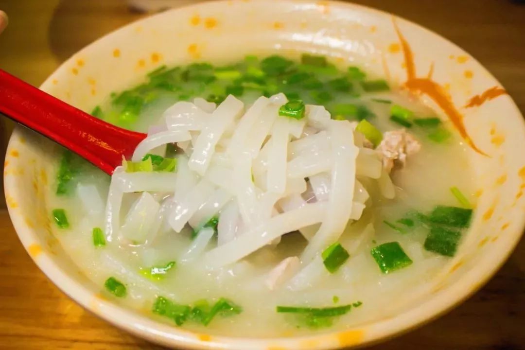 刀切糍在瘦肉和芫茜葱的加持下,慢慢吸收咸鲜香浓的汤汁.