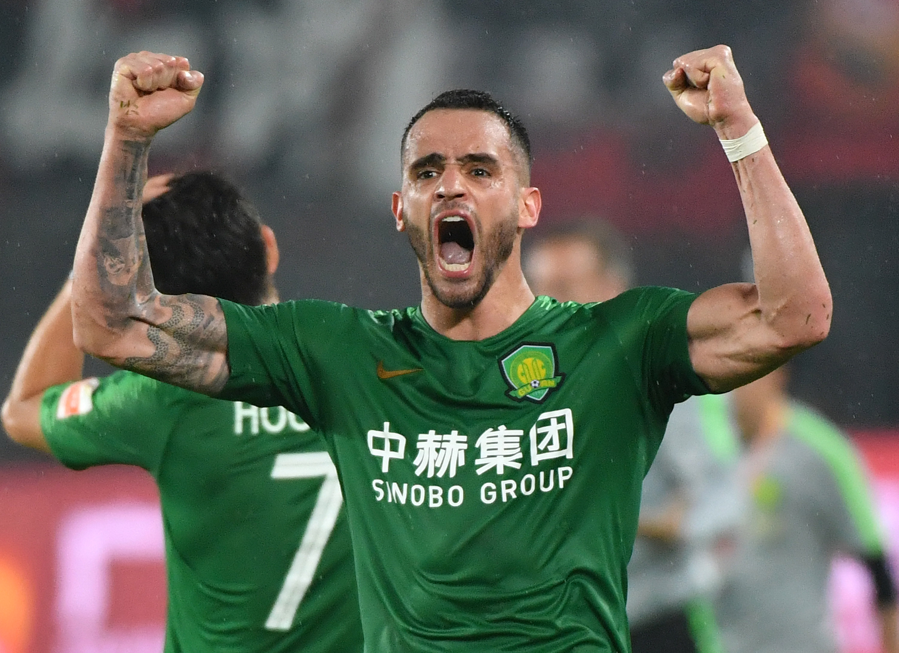 5月4日,北京中赫国安队球员奥古斯托庆祝获胜.