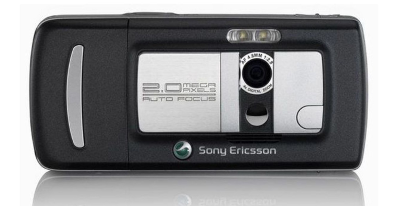 夏普在 2000 年推出了第一部内置摄像头的手机 j-sh04,后置摄像头为