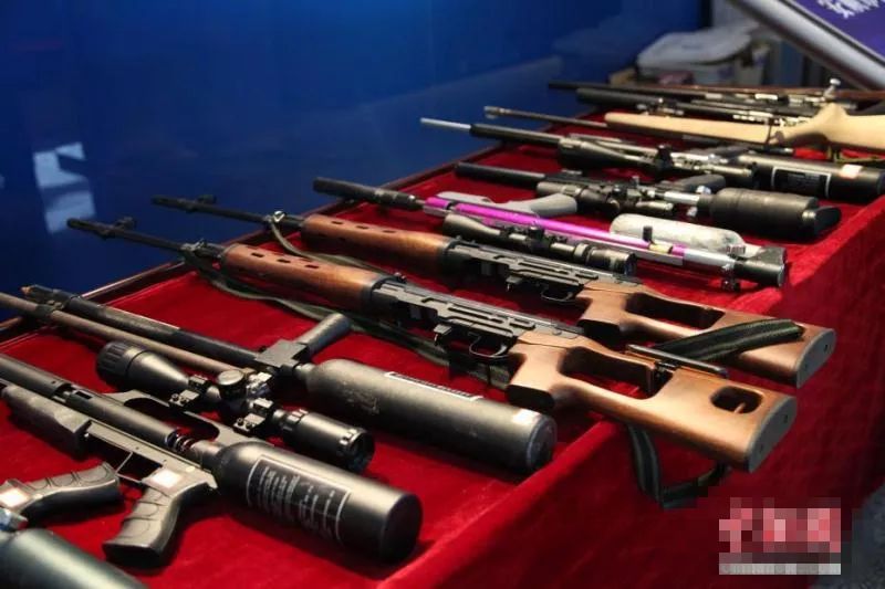 人杨鸿为牟暴利,向别人租赁了位于饶平县某镇一厂房,非法加工暴力气枪