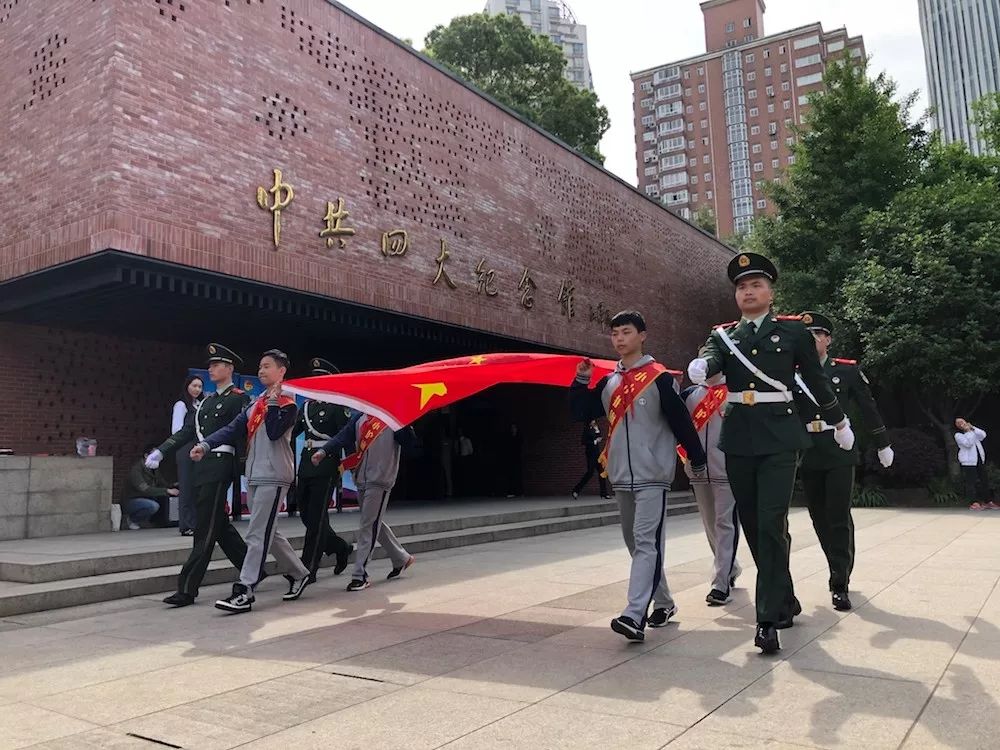 上海五四中学校服图片