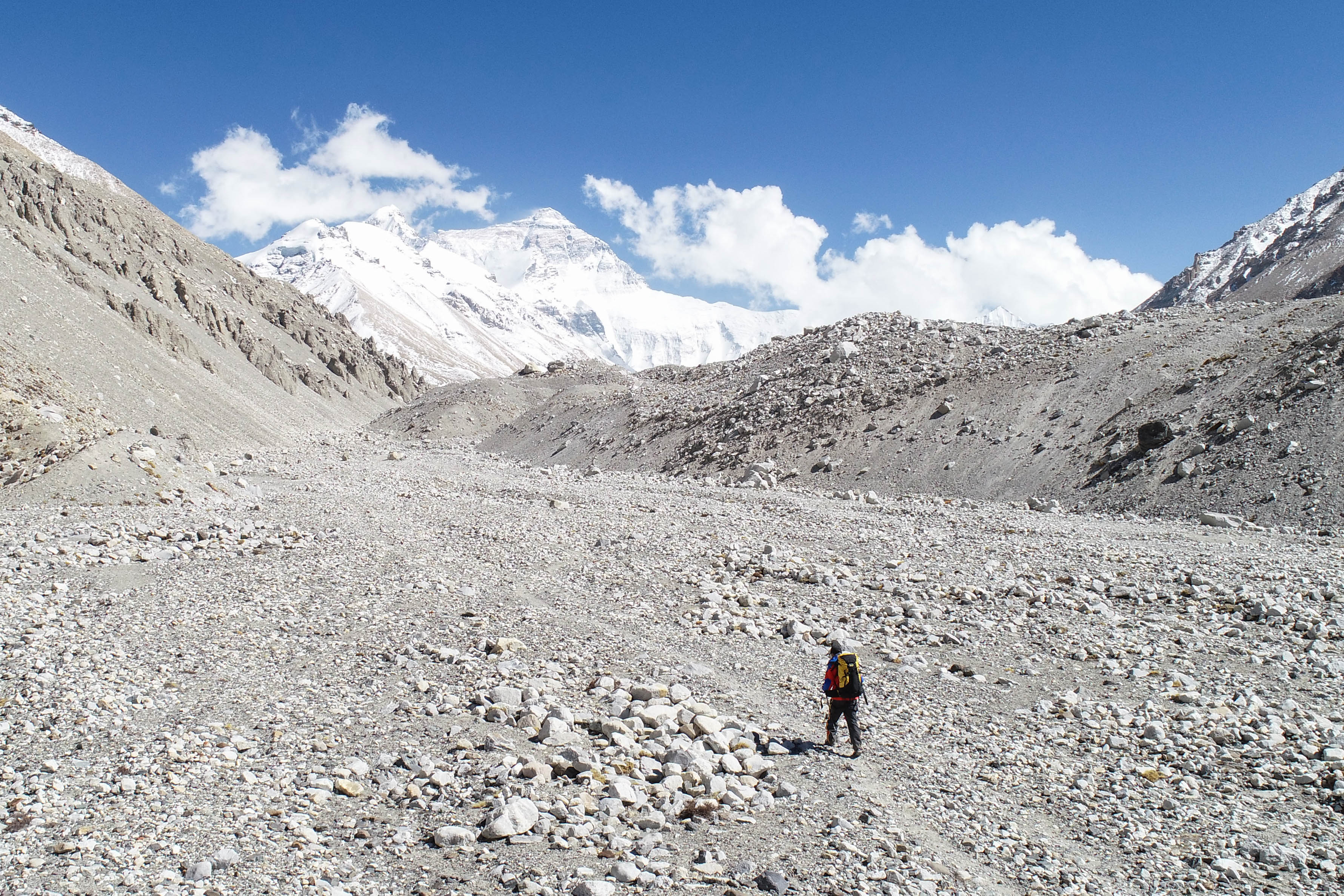 圖為邊巴頓珠從海拔5200米的珠峰登山大本營向高海拔營地進發(4月26日