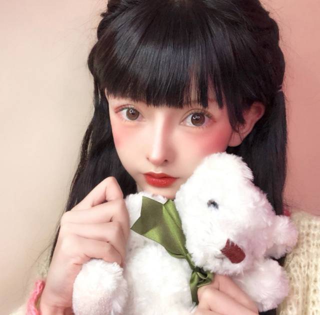 继真人芭比后,网红界又出换头娃娃,然而却被嘲像颗蟠桃?