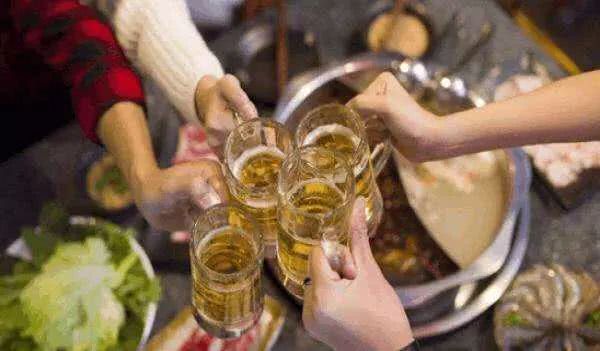 原创特别重要的饭局上喝酒应酬如何巧妙地敬酒劝酒必备