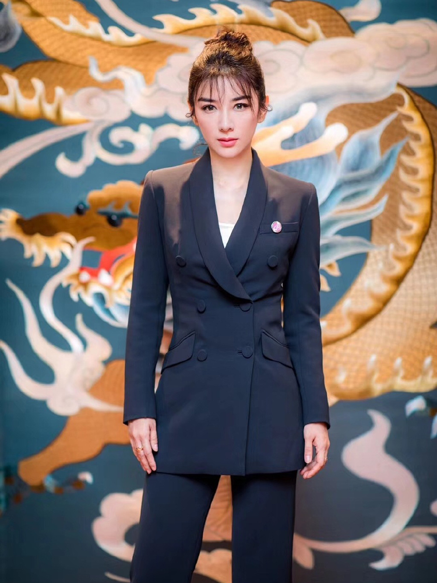 41岁黄奕真逆龄不过是穿一身黑色西装就美出了高级感