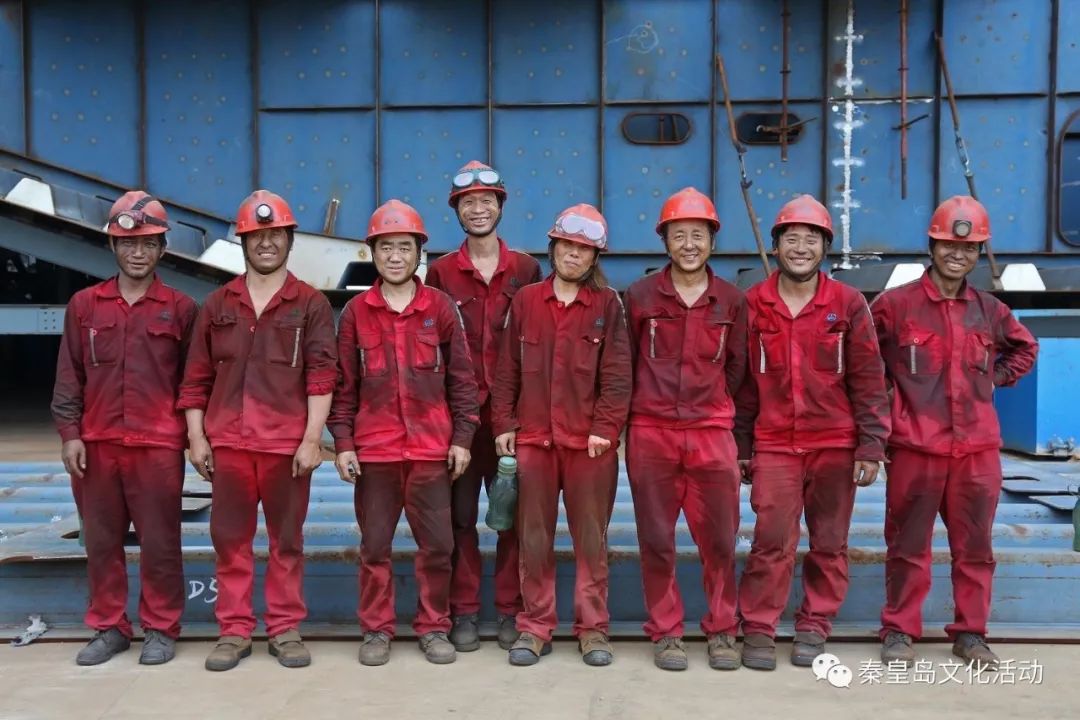 工人有力量肢体语言测量组装拼装钢箱梁劳动场面大桥贯通海底隧道贯通