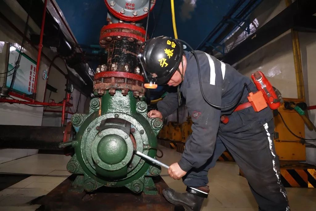 在井下水泵房,正在调整水泵盘根的是机电队水泵工宁春昌,他是蒲白老区