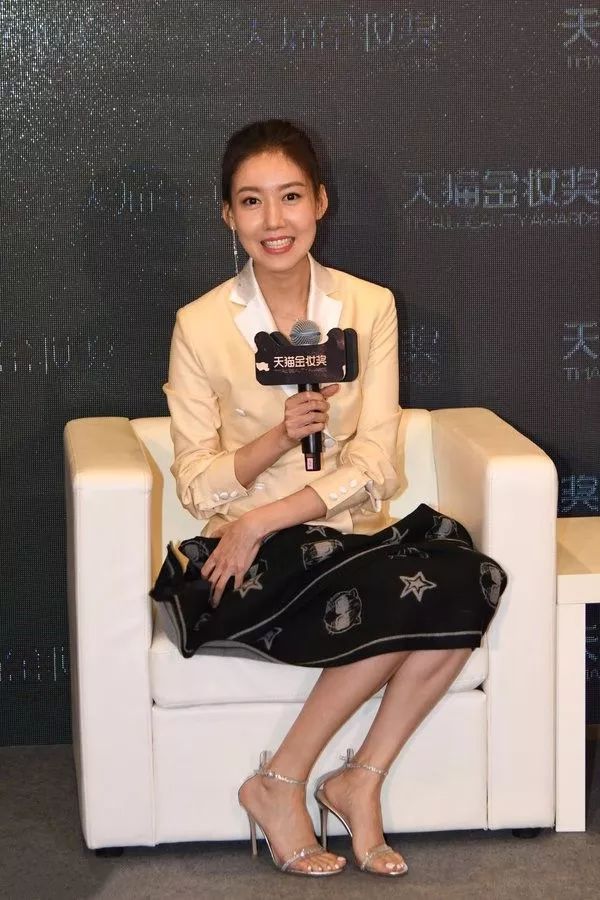 都挺好里小菲小咪同框,大长腿坐姿都一样,都拧成麻花!_高露