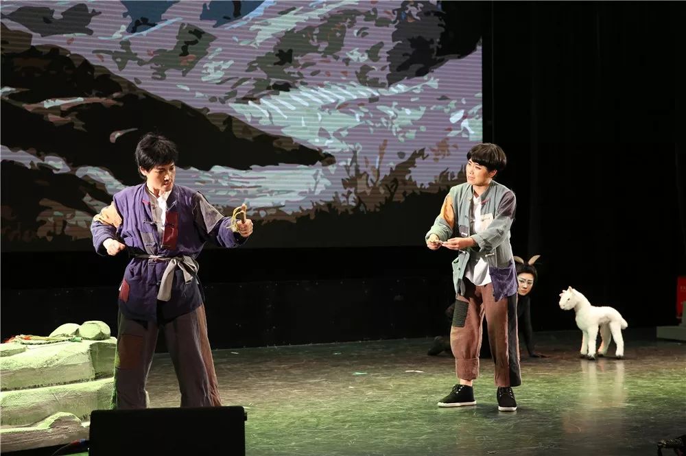 小伙伴剧场重新演绎红色经典爱国主义儿童剧《智送鸡毛信》_海娃