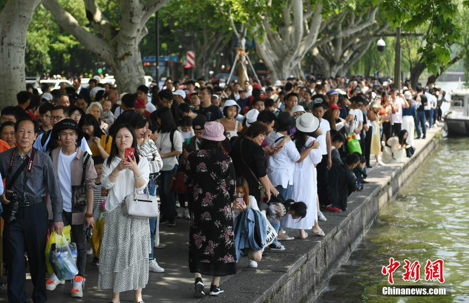 雷峰塔游客照图片