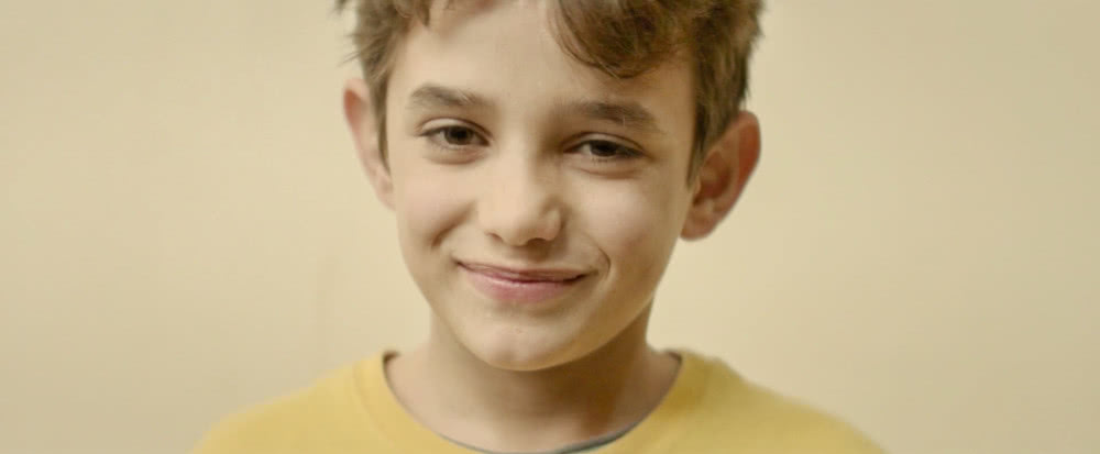 影片结尾定格在小男孩赞恩拍摄护照照片的微笑中,也是影片中他唯一