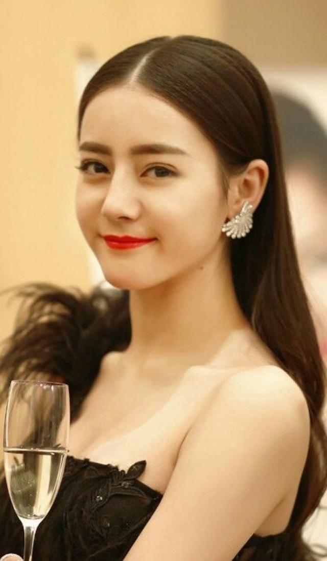 原创迪丽热巴早年照片暴露她真实颜值网友原来骗我们那么久