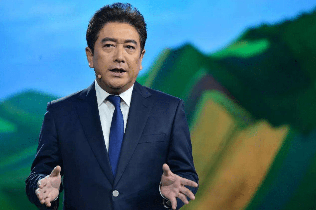 原创55岁央视主持人水均益近照曝光,头发浓密,穿西装好年轻!