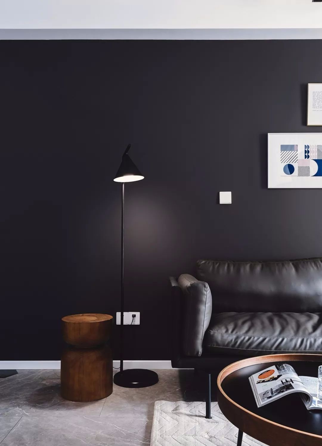 同时增加客厅的储物需求▲ 客餐厅连通,大块面的黑色背景营造出简约