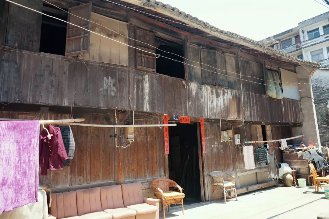 午后的柴爿巷很安静,施工队还没有来,几台推车停在巷口,钢筋和木板