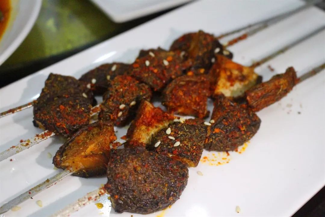 烤香菇口感超越任何一种烹饪方法,吃起来筋道又弹牙,佐以孜然,辣椒,真