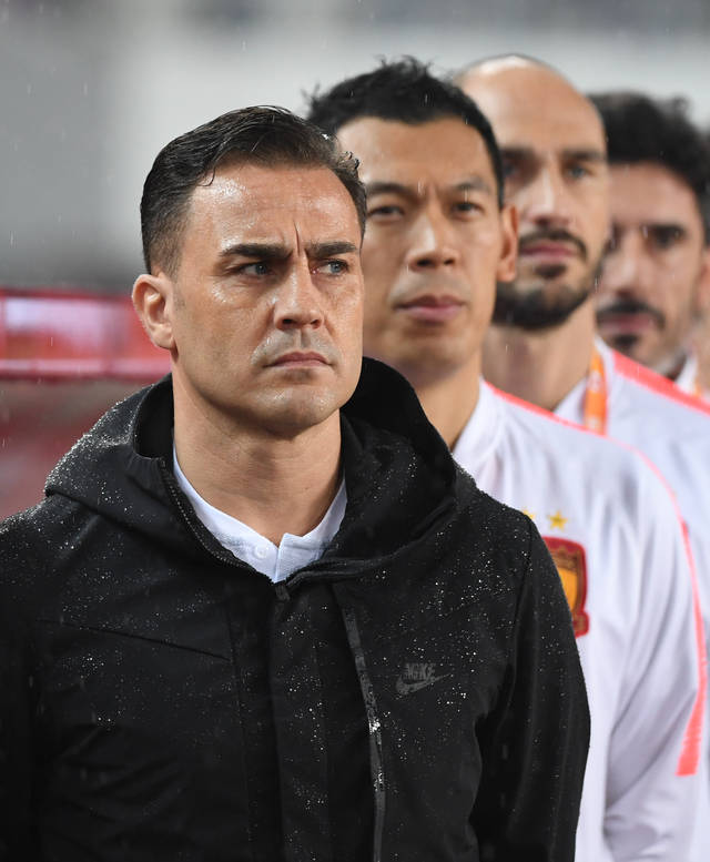 5月4日,广州恒大淘宝队主教练卡纳瓦罗(左一)在赛前.