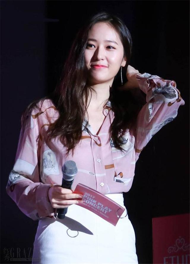 女神秀晶这件粉红色很亮眼啊~深v的穿法正经中带着性感,衬衫的插画