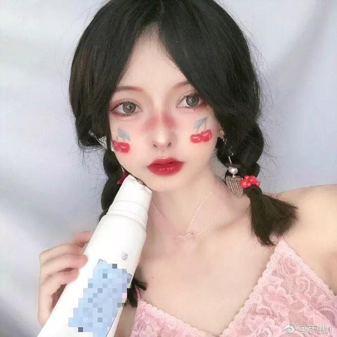 继真人芭比后,网红界又出换头娃娃,然而却被嘲像颗蟠桃?