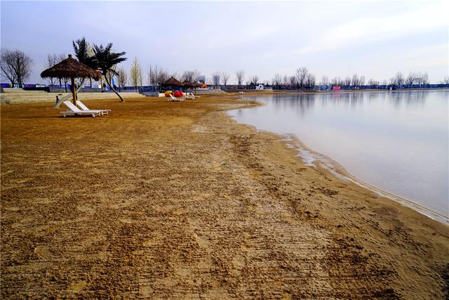 这里有一片与大海亲密接触的沙滩浴场