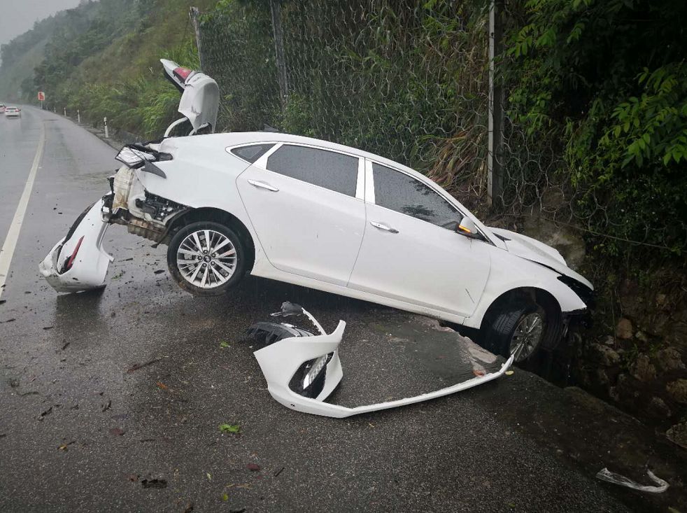 五一假期返程高峰已到来雨天路滑大家要注意交通安全哦