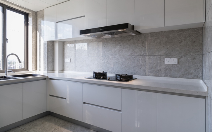 视觉效果会更时尚;2,地面瓷砖材质最好选择哑面,减少厨房地面潮湿引起