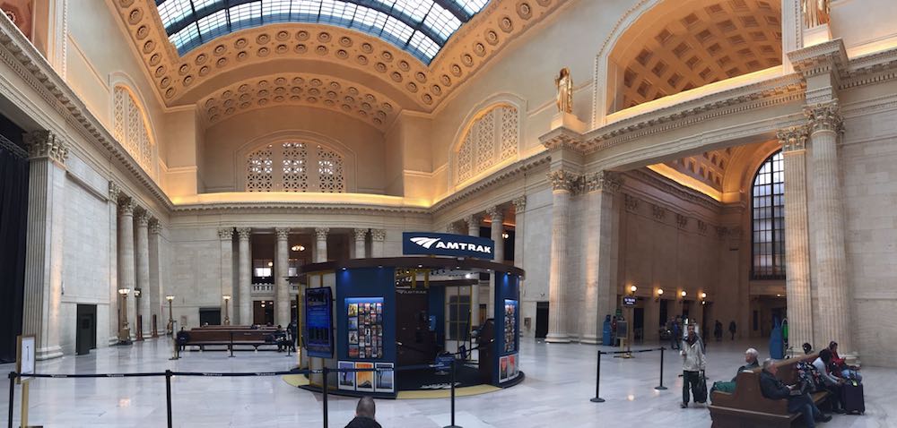 芝加哥联合火车站候车大堂芝加哥联合火车站候车大厅门廊上的雕塑前面