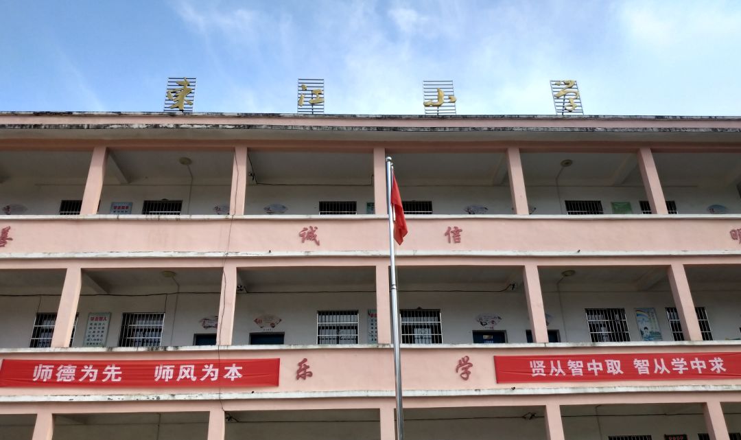 在学校,我们见到了年轻的90后校长龙洪亮.