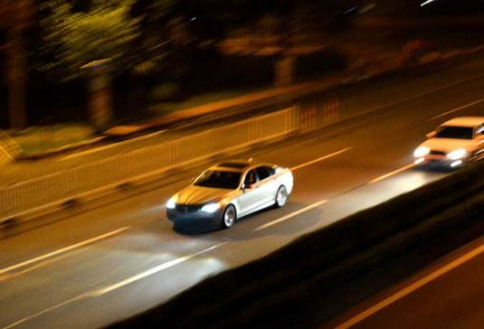 夜间高速行车,如何正确使用远近光灯提升安全系数?学学不吃亏!