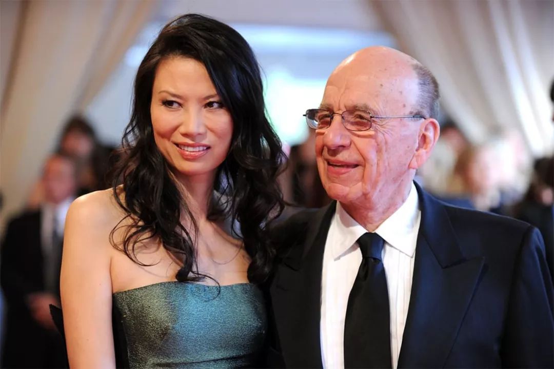 88岁默多克容光焕发,携62岁娇妻甜蜜合影,比邓文迪更有夫妻相!