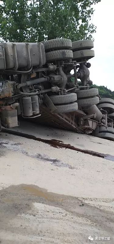 又是车祸社庚路畔加油站一箱式货车翻车现场