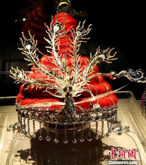 畲族银雕作品《凤冠》. 刘可耕 摄