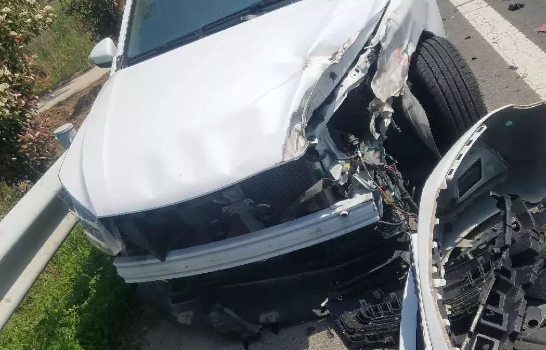 327省道上发生车祸,现场一片狼藉.