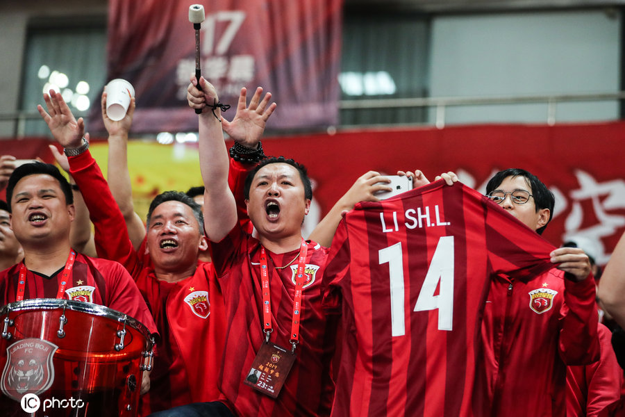保持冲劲!上海上港赛后谢场 球迷高举旗帜庆祝胜利