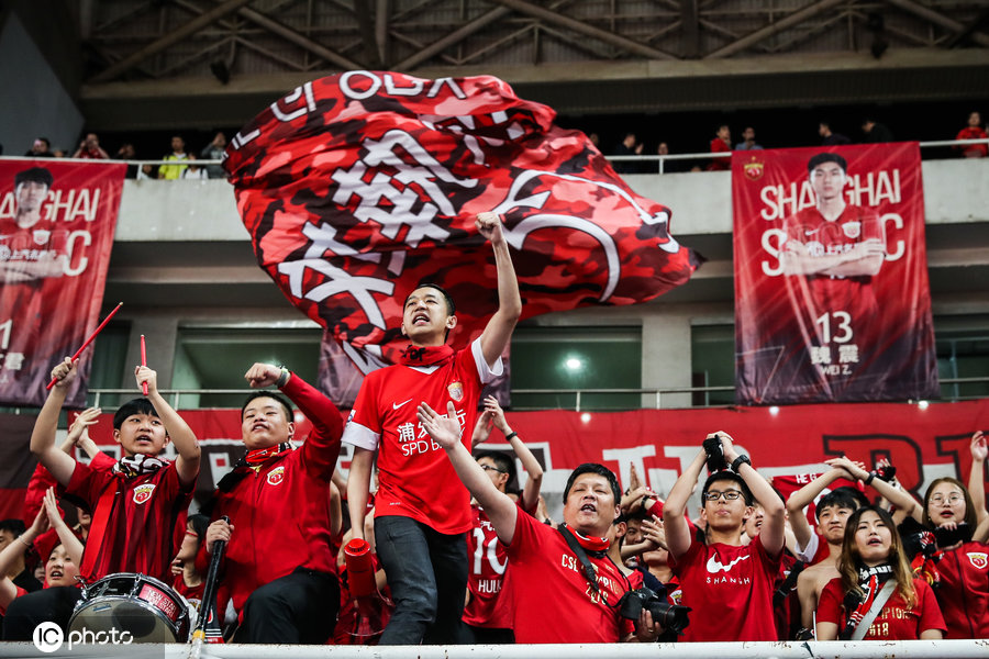 保持冲劲!上海上港赛后谢场 球迷高举旗帜庆祝胜利
