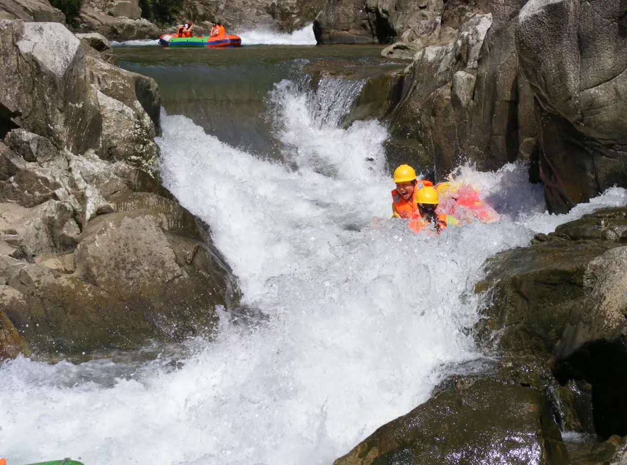 漂流之星南昆山川龙峡喜迎五一正式开漂跟着漂流君一起与浪共舞吧