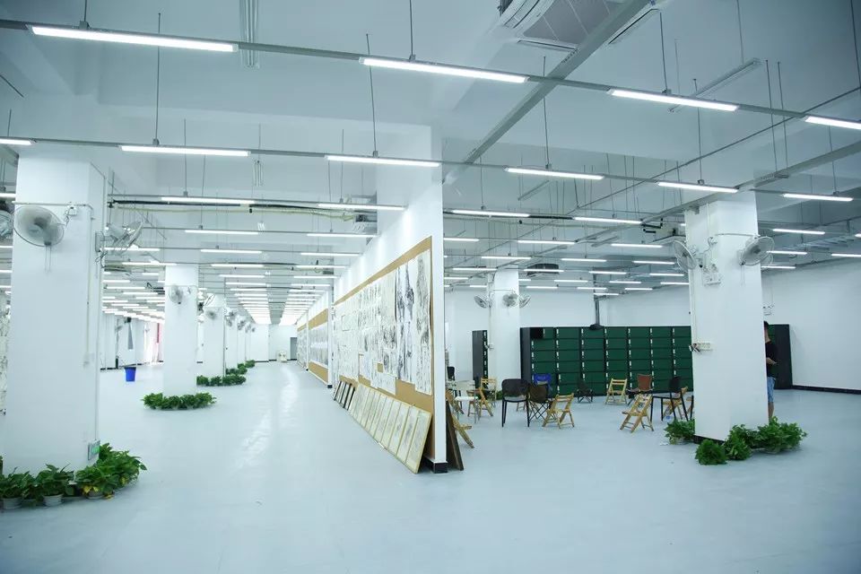 青山环绕丨孪生画室银湖全国校区