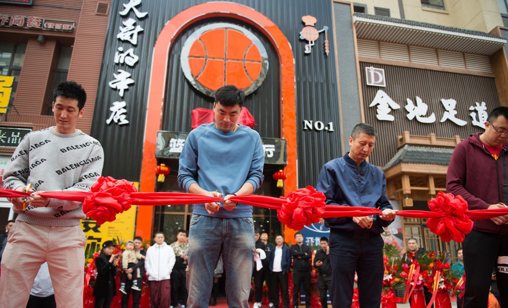 原创场均53分依旧被郭士强信任年薪百万坚持篮球梦场外成老板