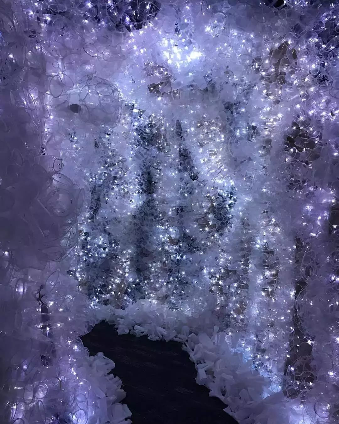 这个鬼才摄影师用垃圾拍出璀璨星河