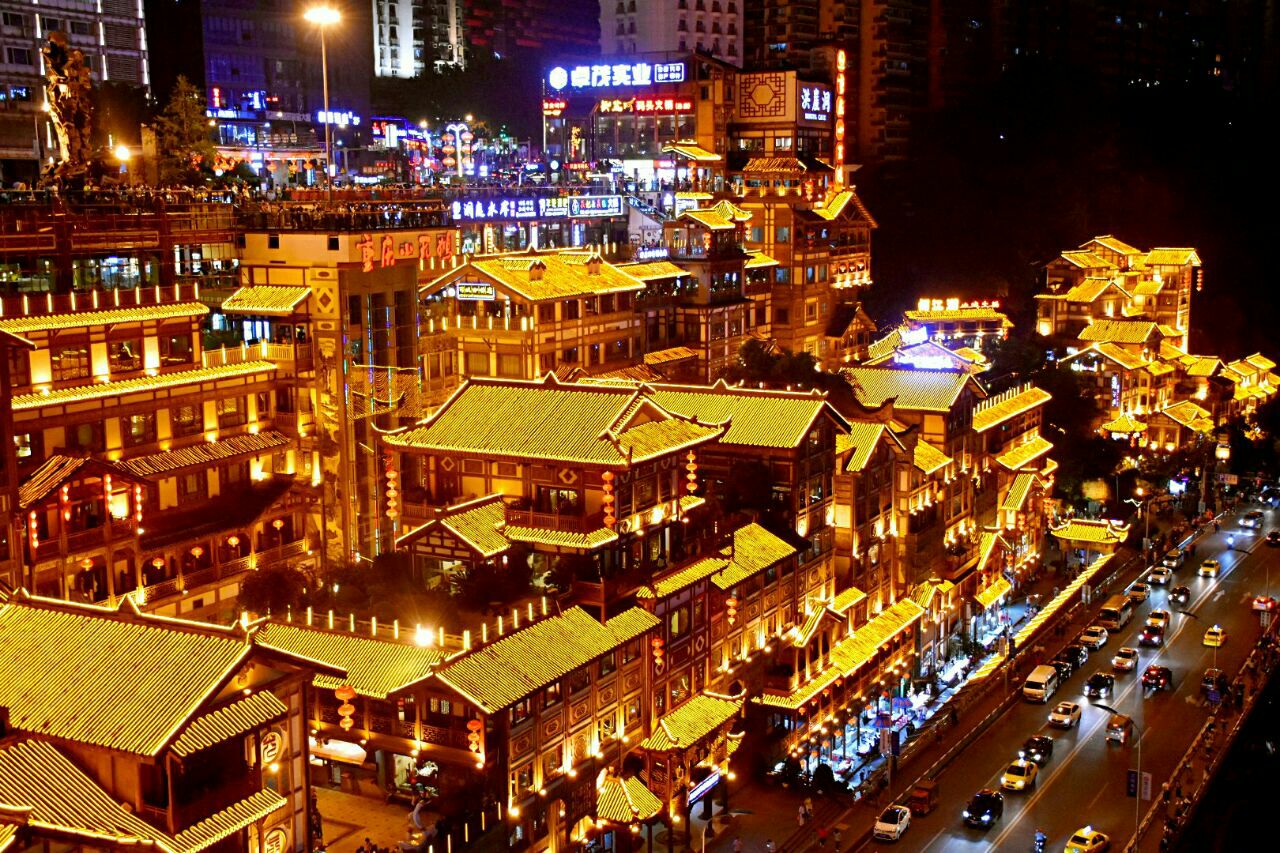 重庆洪崖洞五一太火爆洞主何永智女士发声我不高兴