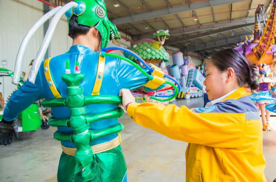 汗水在骄阳下身着厚厚的人偶服装多才多艺的恐龙人演员们路上随时就会