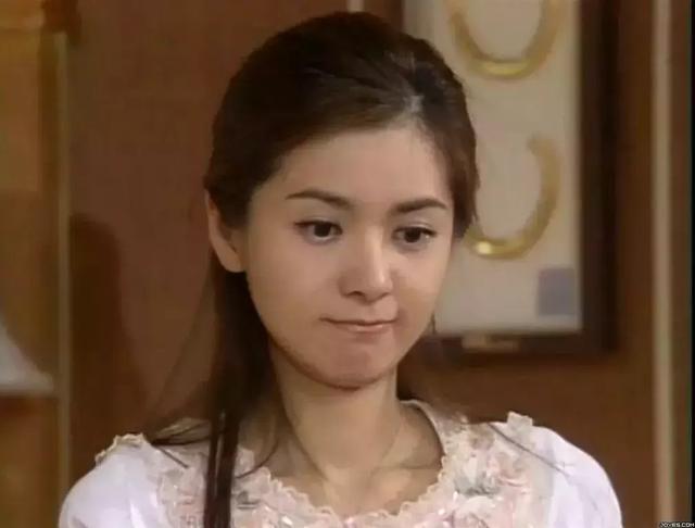 韩国童星张瑞希出落得美丽动人,她通过饰演一心要复仇的雅俐瑛,塑造了