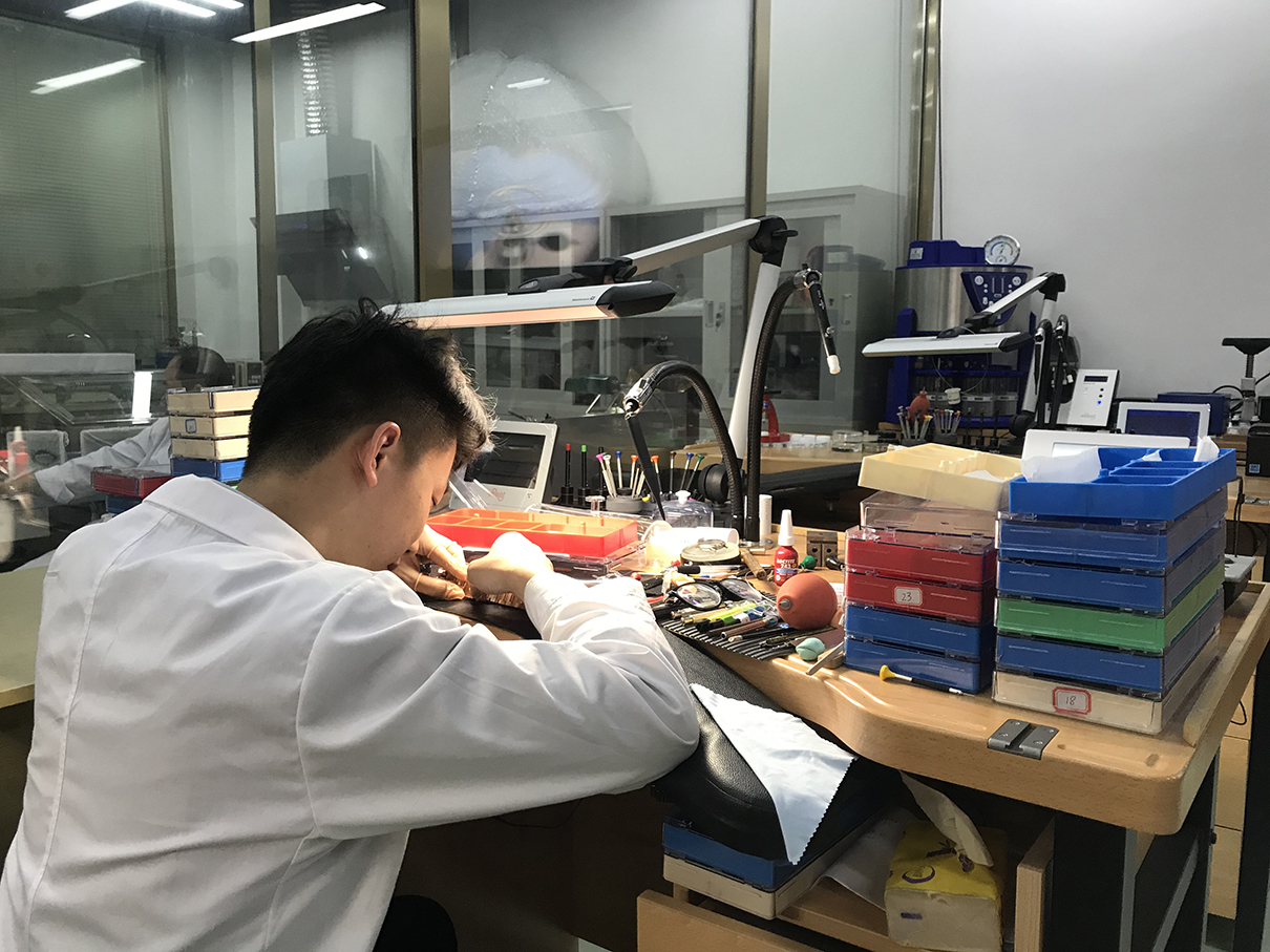 钟表店维修工具有学问