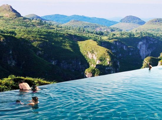 万山朱砂古镇悬崖酒店负责人何建表示,"悬崖宾馆住宿区这一块,以悬崖